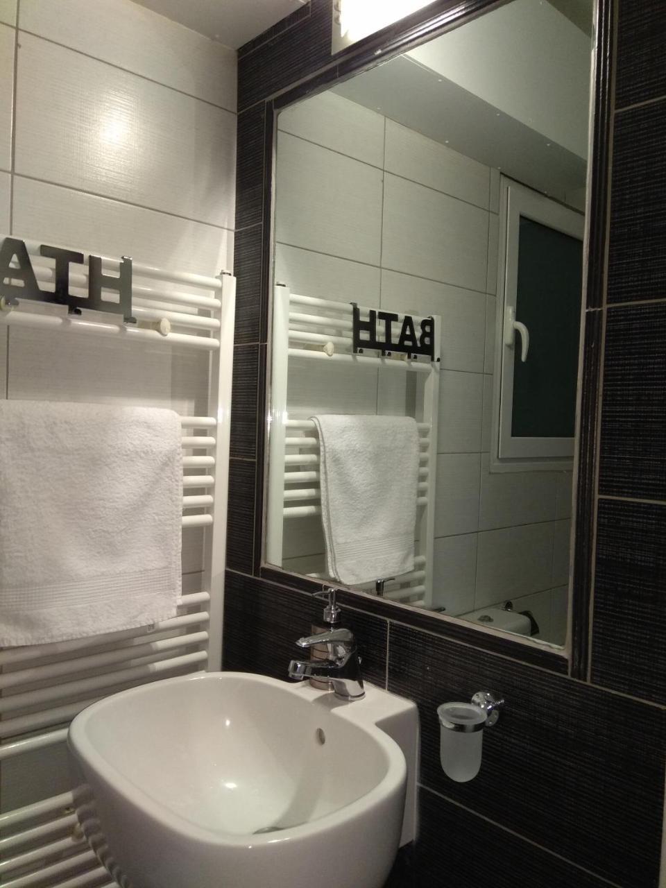 Stunning Apartment In The Heart Of Atene Esterno foto